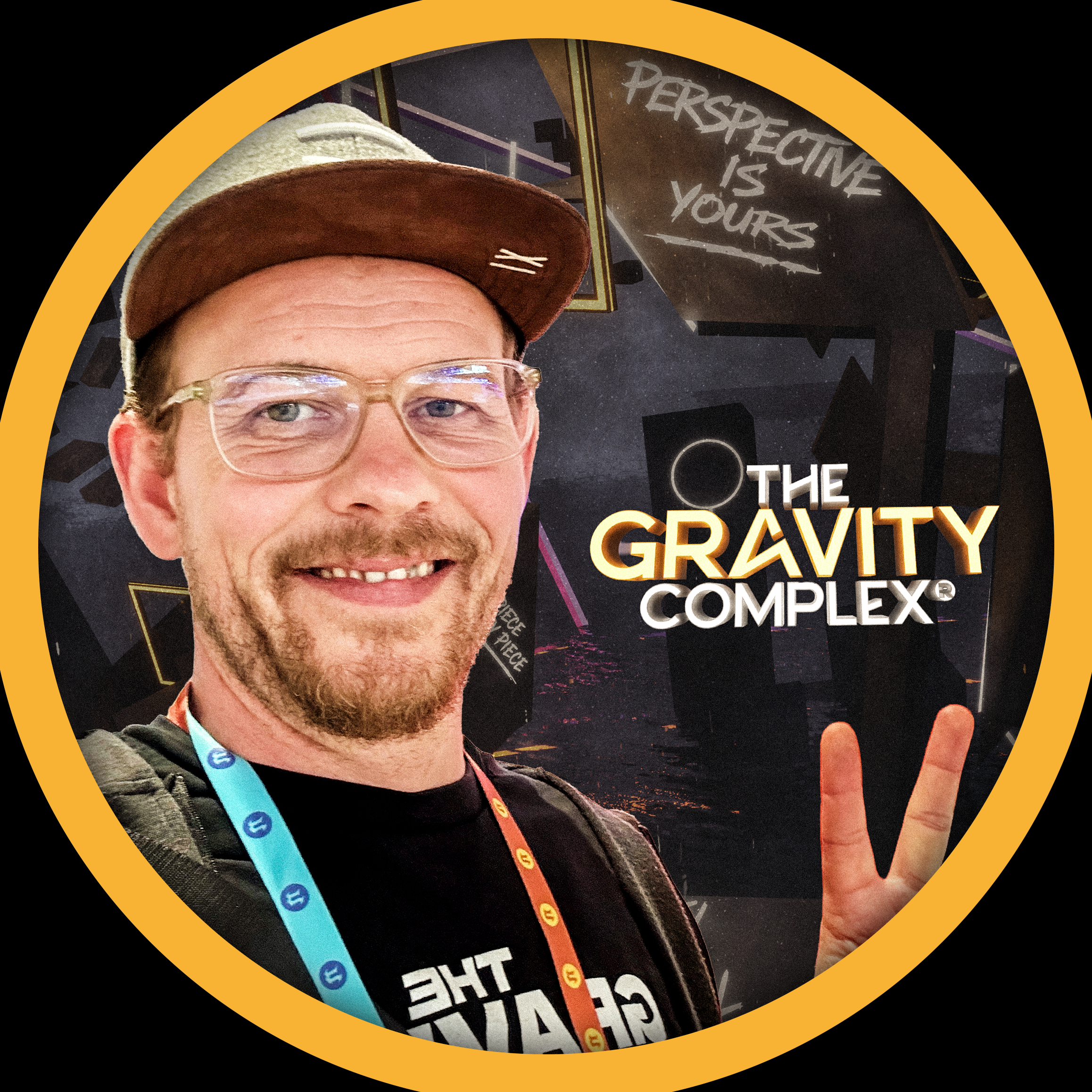 Jona Fynn Schlegelmilch mit Cap, Brille und Peace-Zeichen vor THE GRAVITY COMPLEX