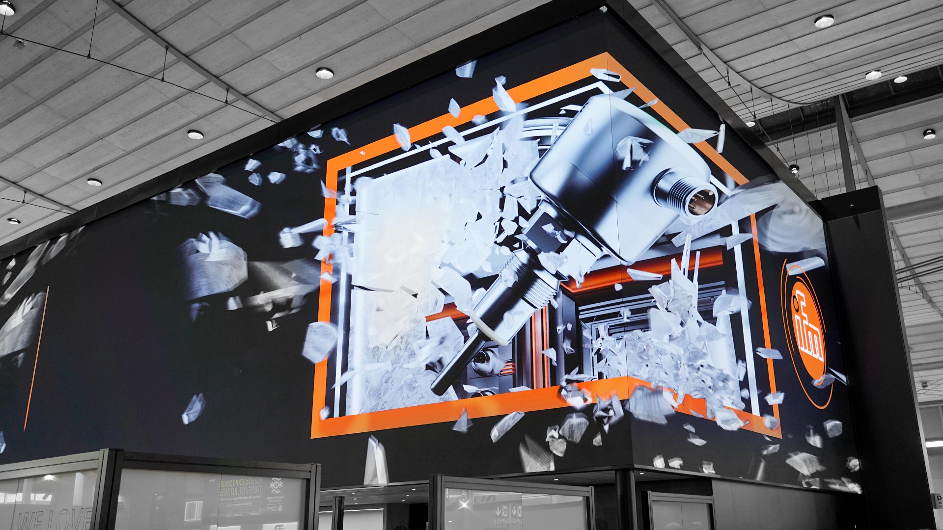Anamorphische Produktinszenierung auf der ifm-LED-Wand